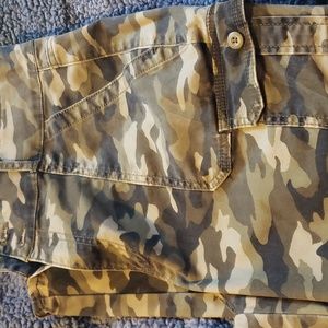 30% off 2 or more items!! 💥💥💥CAMO Cargo High Rise Pants